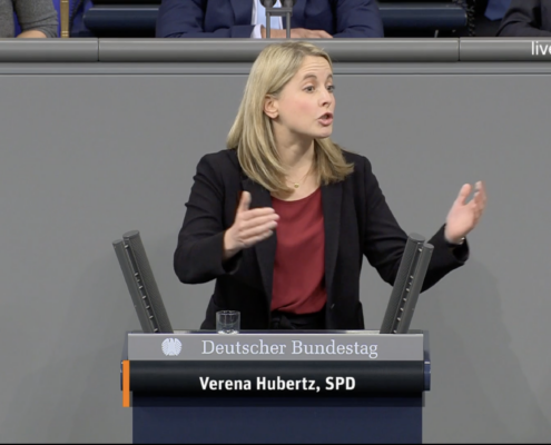 Verena Hubertz spricht im Plenum zur Startup-Strategie der Bundesregierung