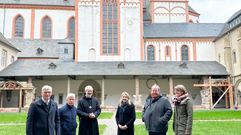 Architekt Karl Feils, Helmut Schröer, Abt Ignatius Maaß, Verena Hubertz, Kulturdezernent Markus Nöhl, Julia Bengart